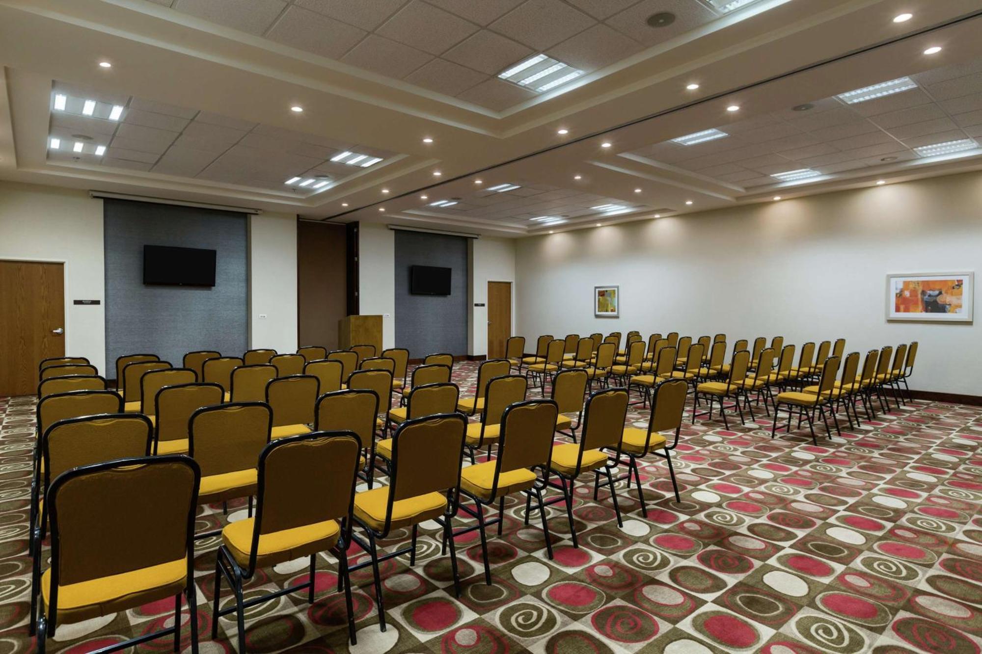 Hilton Garden Inn Керетаро Экстерьер фото